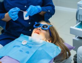 for Children use application anesthesia - the gel is applied to the gum and freezes it before the injection. the child at the dentist's appointment.
